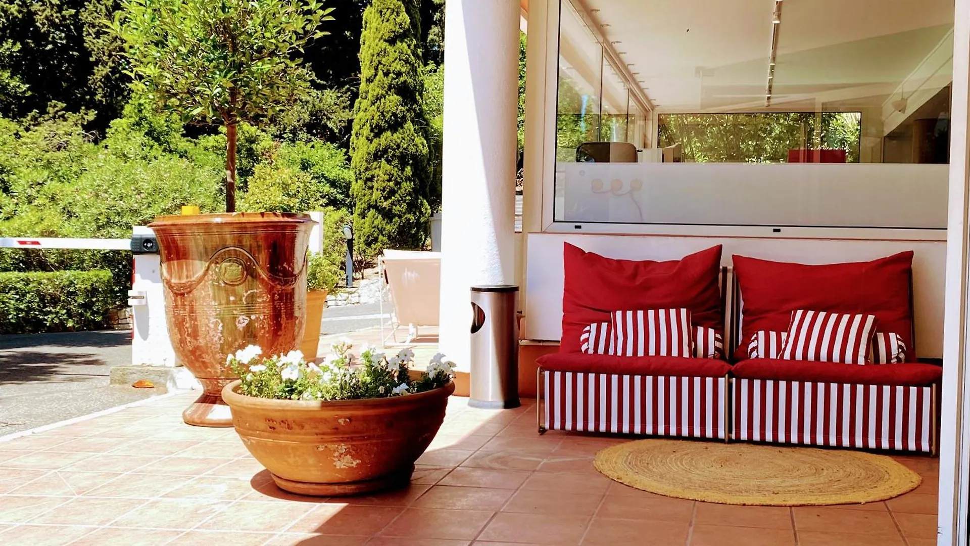 Royal Cottage Cassis Hotel